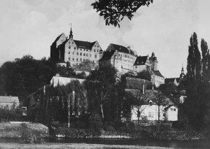 <a id='anker8' href='/quellenverzeichnis#gleichschaltung-und-verfolgung8' target='_new'>Abb. 1: Schloss Colditz 1945</a>